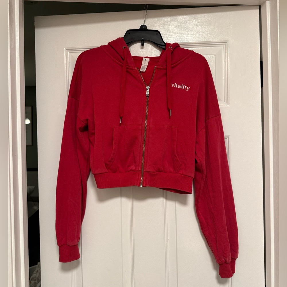 Vitality Mantra Zip in color ruby cherry. Size small